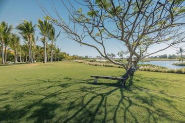 One-of-a-kind villa with open spaces and amazing views in luxury beach resort