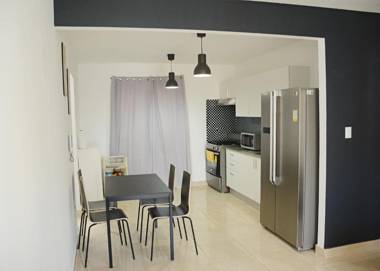 Bien ubicado parqueo habitaciones con aire y bicicleta estatica