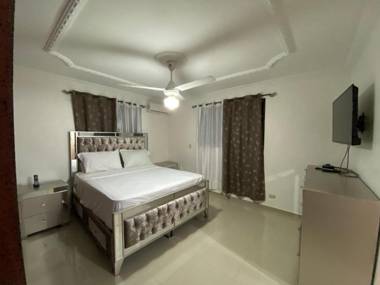 1 Dominican Republic - Huge cozy 3 bedrooms - WIFI - INVERT for light - Parking - close to all transportation - Metro - CableWay - Buses - Comercial Area- Jacobo Majluta - Residencial Paradise V Colina del Arroyo 1