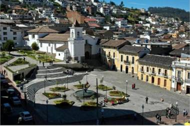 Departamento junto a la Basílica Voto Nacional - Quito