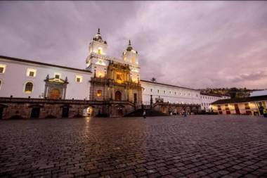 Departamento junto a la Basílica Voto Nacional - Quito