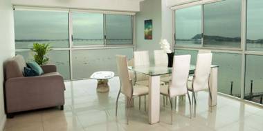 Riverfront II piso 2 suite vista al rio Puerto Santa Ana Guayaquil