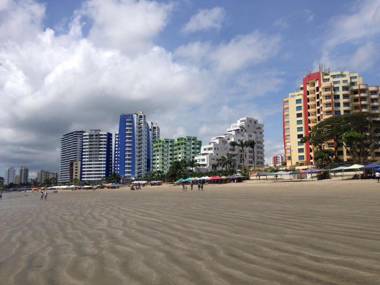 Tonsupa A 2 cuadras Del Mar Parqueo Cocina Piscina Reserva con anticipo