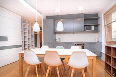 Dream Stay - Stylish Apartment near Old Town with Free Parking