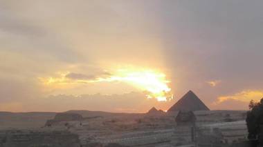 Pyramids Overlook Inn