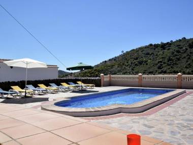 Spacious Villa in Sayalonga with Jacuzzi