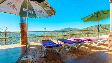 Cortijo La Encina Sayalonga by Ruralidays