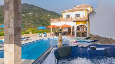 Villa Javier Sayalonga by Ruralidays