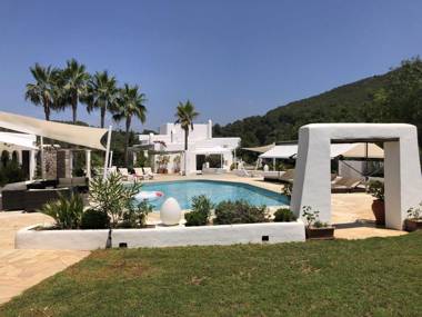 Lush Farmhouse in Sant Miguel de Balansat with Jacuzzi and Private Pool