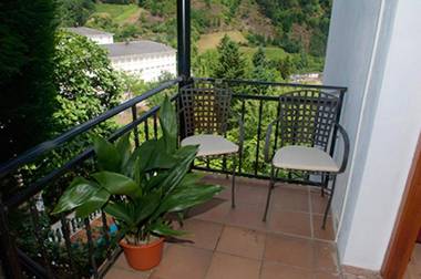 One bedroom appartement with shared pool enclosed garden and wifi at San Antolin de Ibias