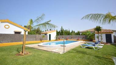 Chalet con piscina en Roche Viejo