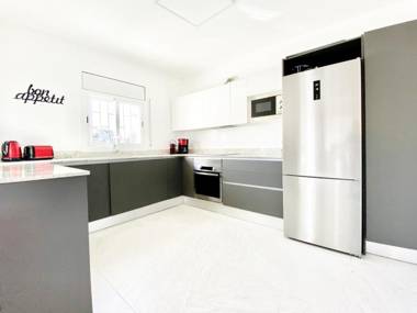 Villa Bouganvilla luxury villa with air-con & private swimming pool ideal for families