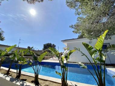 Villa Bouganvilla luxury villa with air-con & private swimming pool ideal for families