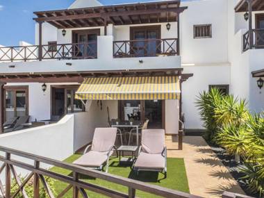 Lavish Holiday Home in Playa Blanca with Pool & Seabeach Nearby