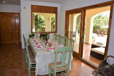 Villa Sitges Colibri a 12 min Sitges Renewed 2019 Amaizing Garden 2000 m2 Pool XXL Tenis Pist private 20 minutes walk nice beaches