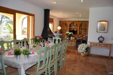 Villa Sitges Colibri a 12 min Sitges Renewed 2019 Amaizing Garden 2000 m2 Pool XXL Tenis Pist private 20 minutes walk nice beaches