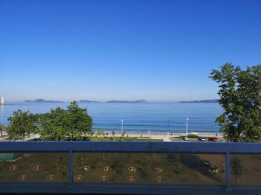 Apartment on the first line of Samil beach and with frontal views of the sea