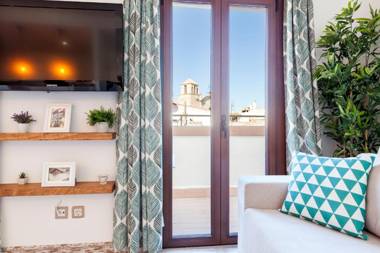 Lets Holidays 1 minute to the beach