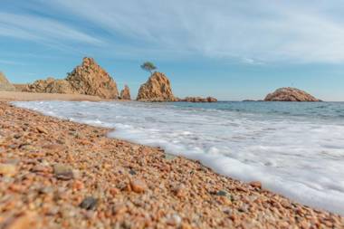 Lets Holidays garden house in front of the beach