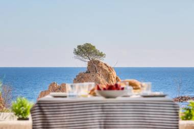 Lets Holidays garden house in front of the beach