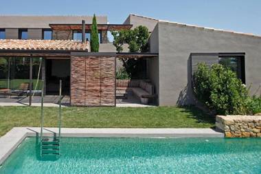 FridaysFlats Beautiful Villa With Pool