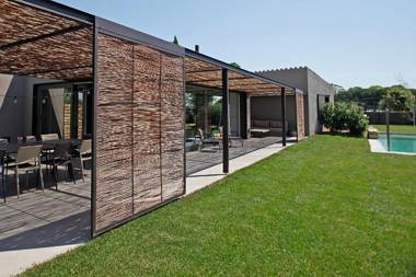 FridaysFlats Beautiful Villa With Pool