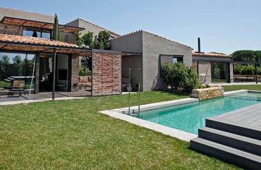 FridaysFlats Beautiful Villa With Pool