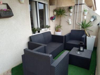 Wonderful top floor apartment ideally located between sea and the city center