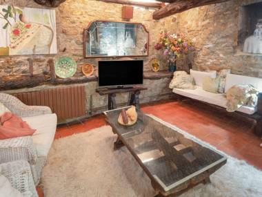 Rural Holiday Home in Tolva near near Mont Rebei Lake