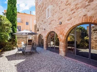 Detached country house on Pira town square.