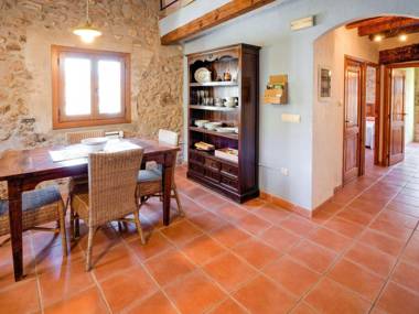 Detached country house on Pira town square.