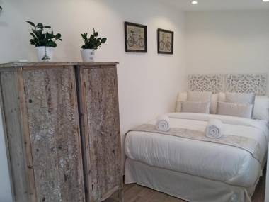 Sitges Centre Mediterranean House- 5 Bedroom 4 Bathroom Terrace Courtyard Private Rooptop Pool