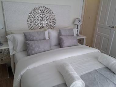 Sitges Centre Mediterranean House- 5 Bedroom 4 Bathroom Terrace Courtyard Private Rooptop Pool
