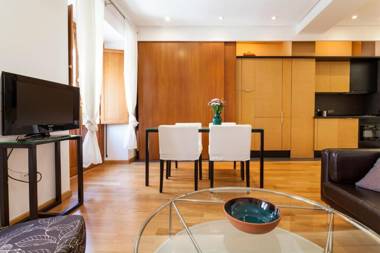 Artist's Charming Design - Space Maison Apartments