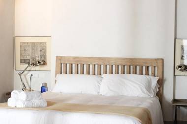 Oak & Sandstone Studio - Space Maison Apartments