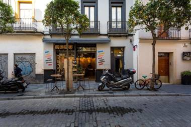 Oak & Sandstone Studio - Space Maison Apartments