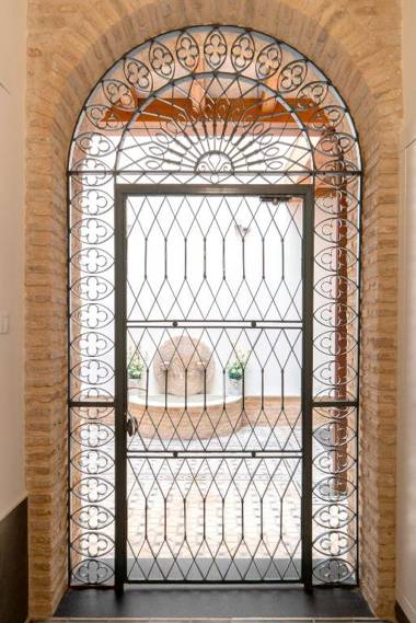 Genteel Home Acanthus