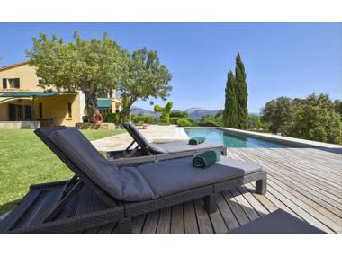 Beautiful country house with pool and views of the Tramuntana for 8 people