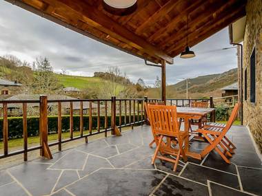 Secluded Cottage in Villanueva de Oscos with Private Garden