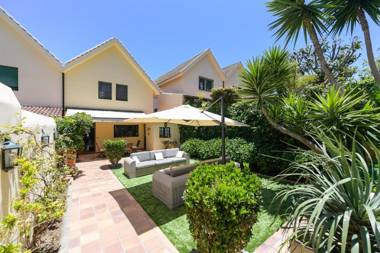 House with cozy garden BBQ and free parking