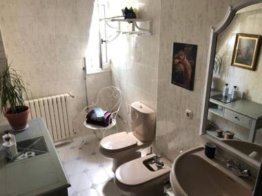 Far Out Inn Guesthouse