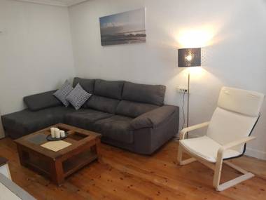 Basic apartment near Tabakalera and bus depot