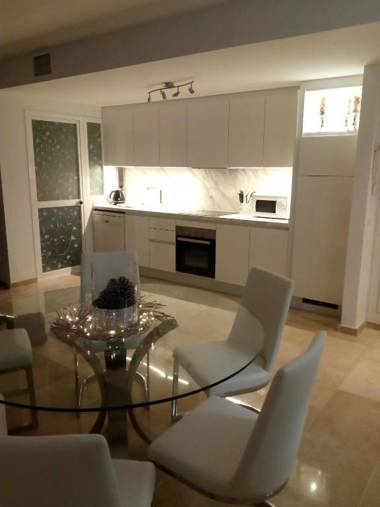 2252-Amazing apt on beach port view from terrace!