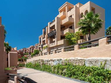 2311-modern apt with sea and pool views