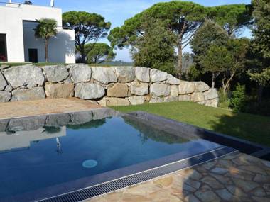 Snug Holiday Home in Sant Andreu de Llavaneres with Pool