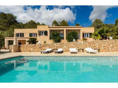 Detached villa in Ibiza with great views of the hills