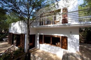A pleasantly furnished villa in a wooded area. The villa enjoys tranquillity and privacy.