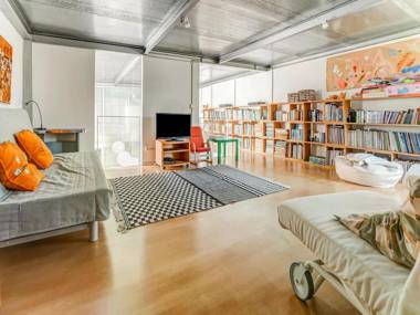 Modern Holiday Home with Terrace Garden and Barbecue