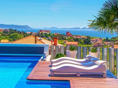 Posh Villa with Pool Garden  Ocean Views in Sansenxo