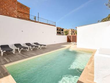 Authentic modern and wheelchair friendly holiday home with private pool